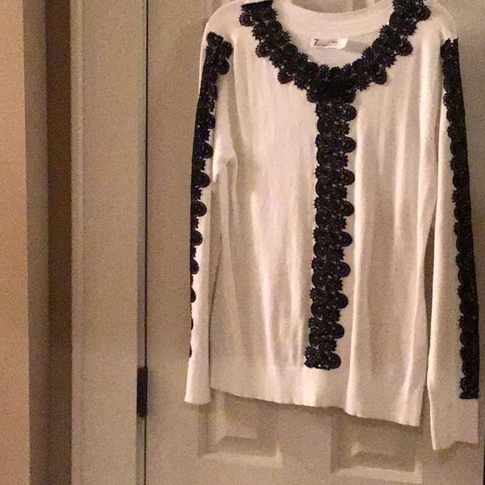 NY CO- SWEATER- WHITE WITH BLACK LACE TRIM- SIZE L